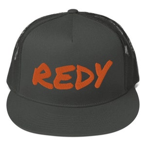 Könnte beinhalten: Eine dunkelgraue Trucker-Kappe mit schwarzem Netzrücken. Die Kappe hat das Wort "REDY" in Orange auf der Vorderseite gestickt.