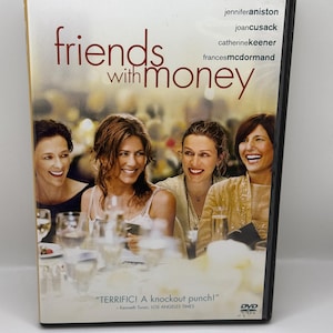 Op de afbeelding: DVD-hoes voor de film "Friends with Money" met Jennifer Aniston, Joan Cusack, Catherine Keener en Frances McDormand. De hoes toont een foto van de vier actrices aan een eettafel.