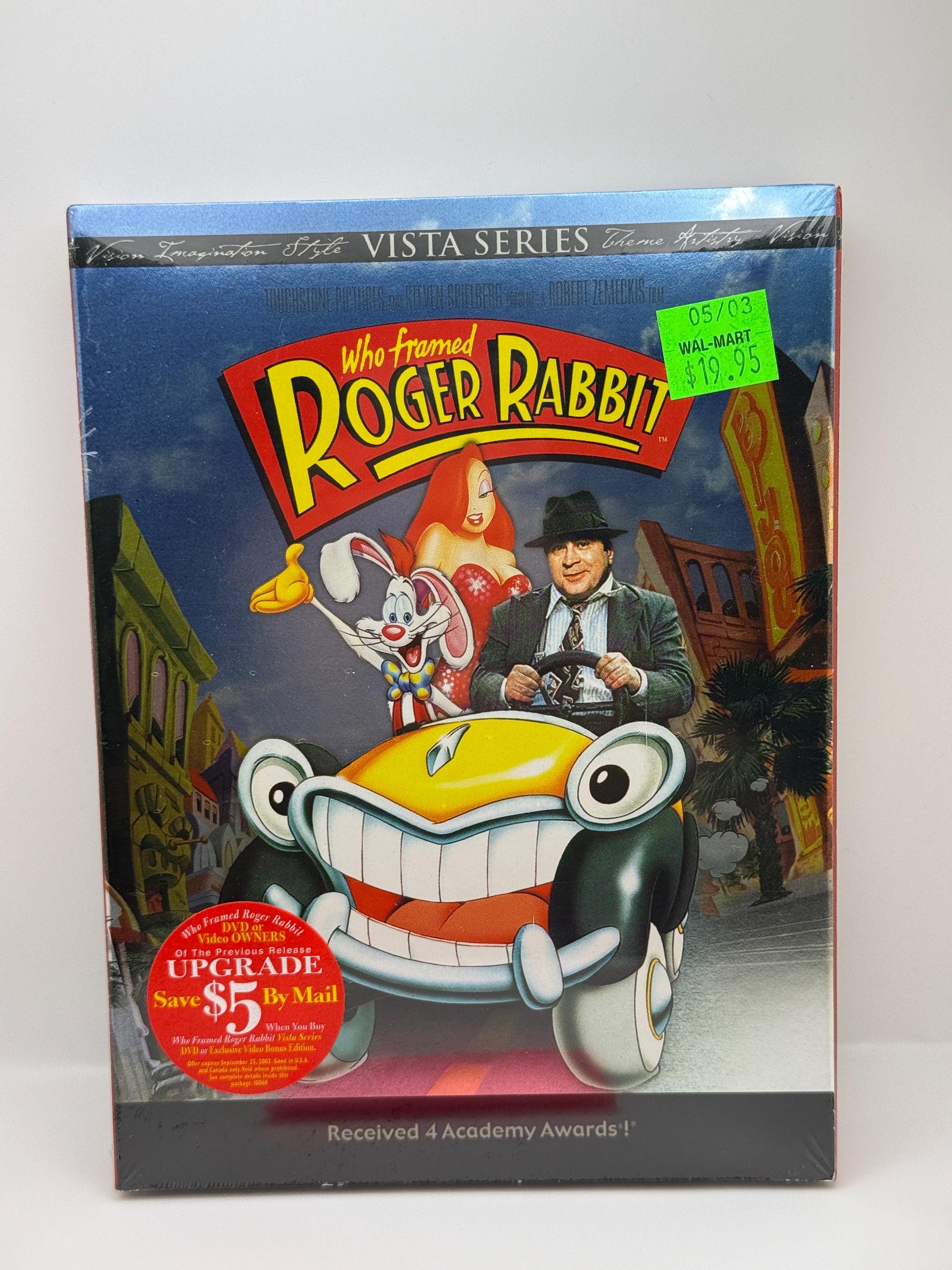 Montón de casetes de vídeo analógicos con disco DVD — Foto de stock  #79041814 © shawn_hempel, image size:2250x3000