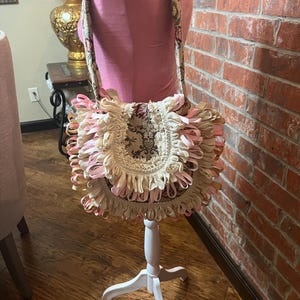 Hermoso bolso de mano de estilo victoriano de alta costura con diseño floral vintage, ribetes hechos a mano y totalmente forrado. Bolso de mano de estilo elegante Love Shack de Coquette, totalmente forrado