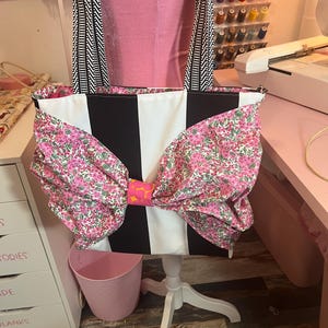 Hermoso bolso de mano de alta costura, único en su tipo, hecho a mano a medida, con lazo rosa floral y rayas blancas y negras.