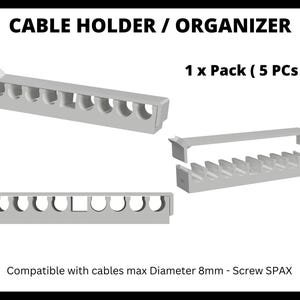 Op de afbeelding: Drie grijze kabelorganizers worden getoond. De tekst op de afbeelding luidt "CABLE HOLDER / ORGANIZER" en "1 x Pack (5 PCS)". De onderkant van de afbeelding luidt "Compatible with cables max Diameter 8mm - Screw SPAX".