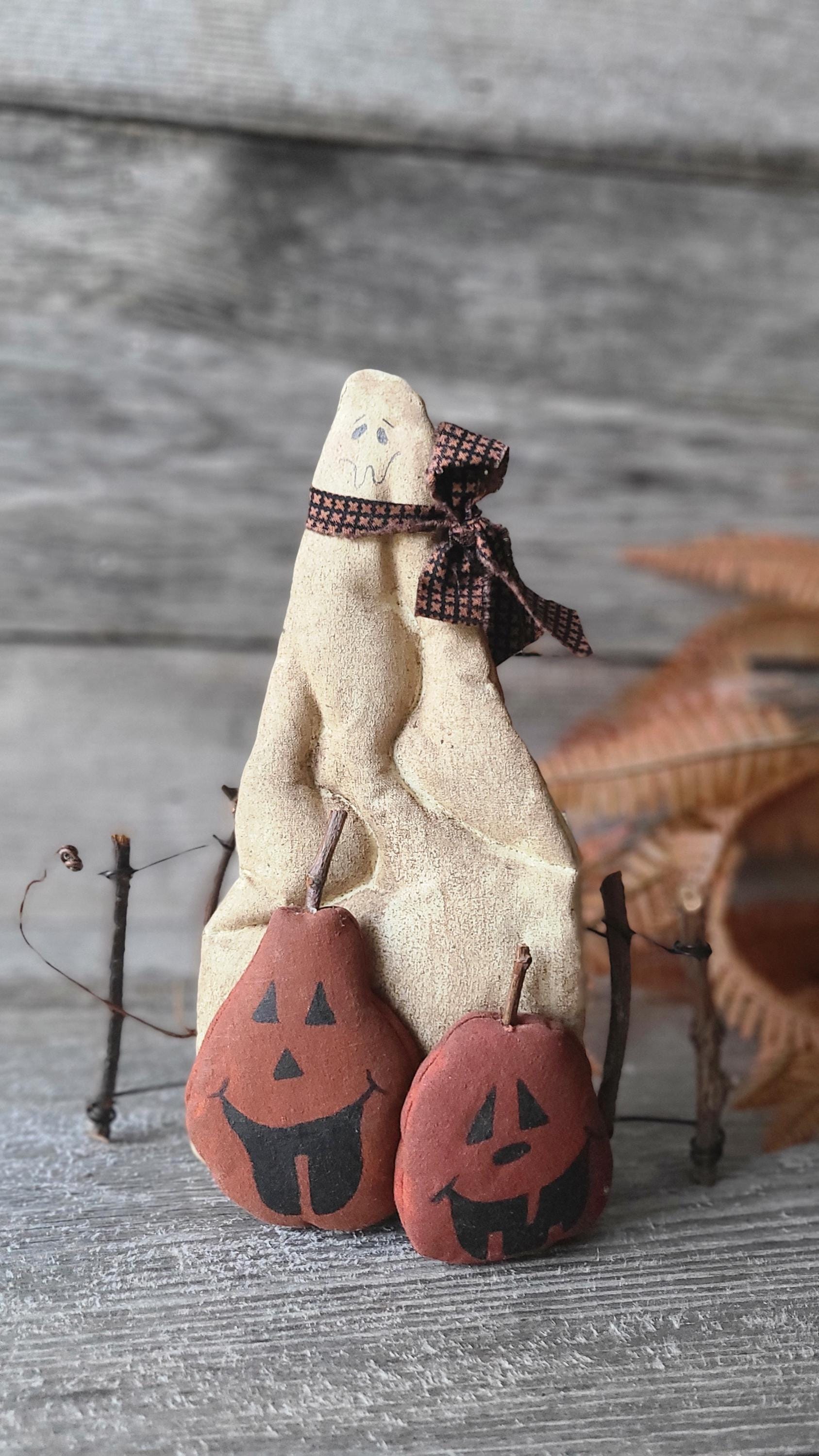 vintage 1990s Halloween Folk Art ghost and jack lanterns rustic farmhouse cute pumpkin old primitive style quilted character