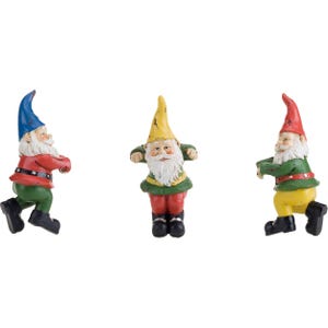Puede incluir: Tres gnomos de jardín coloridos con sombreros puntiagudos y barbas blancas. Los gnomos visten trajes rojos, verdes, amarillos y azules. Cada gnomo tiene una cara sonriente y botas negras. Ideales para la decoración del jardín.