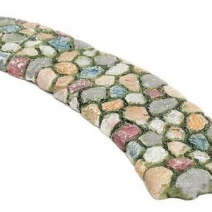 以下が含まれることがあります： カラフルな丸い石のモザイクが施された、曲線的な装飾用の飛び石。石はグレー、ピンク、ブルー、タンの色合いで、表面は質感があります。飛び石は、自然な石の小道のように見えるように設計されています。
