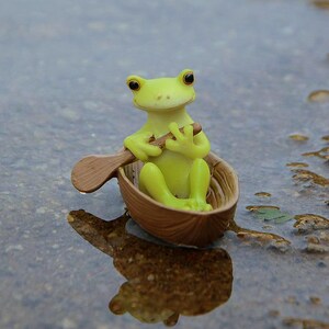 Cute Frog Rowing Boat, Miniature Frog, Fairy Garden Frog