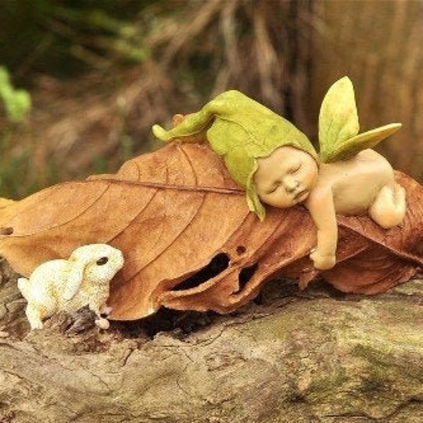 Feengartenbaby mit Babykaninchen, Zwergkaninchen, schlafendes Feenbaby, Feenbaby auf Blatt, Feengarten