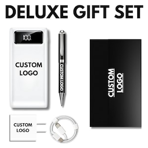 Paquete básico de energía: cargador portátil con logotipo personalizado, bolígrafo roller, cable USB-C y adaptador; elegante set de regalo corporativo.