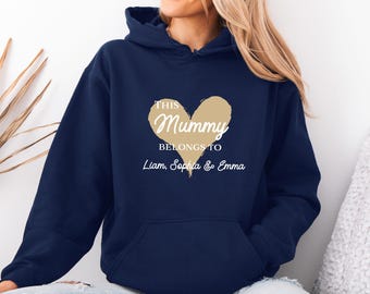 Mama-Hoodie, „Diese Mama gehört zu“-Top, personalisierter Mama-Pullover, lustiges Mama-Top, Muttertags-Hoodie, Mama-Top