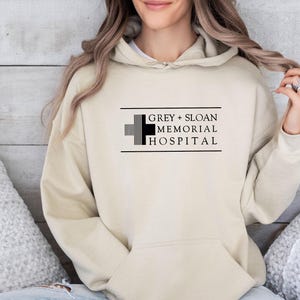 Grauer Sloan Hoodie, Grey&#39;s Anatomy Geschenk, Meredith Grey, Gedenkstätte, Grey Anatomy Geschenk, Greys Anatomy, Geschenk für Krankenschwester, Krankenschwester Pullover, Doktor Geschenk