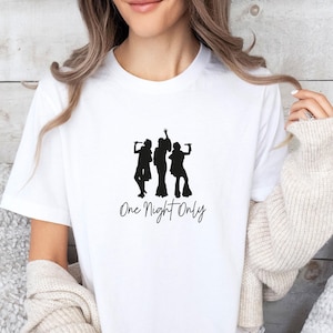 Op de afbeelding: Wit T-shirt met een zwart silhouet van vier zangende mensen en de tekst "One Night Only".