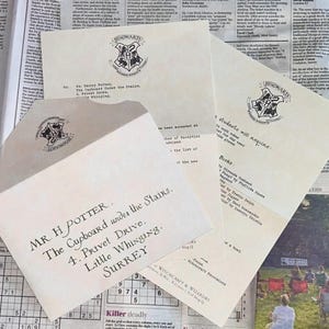 Carta de aceptación de la escuela de magos y sobre: invitación de inspiración mágica