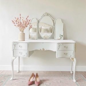 Tocador estilo francés: tocador vintage ornamentado con espejo y taburete