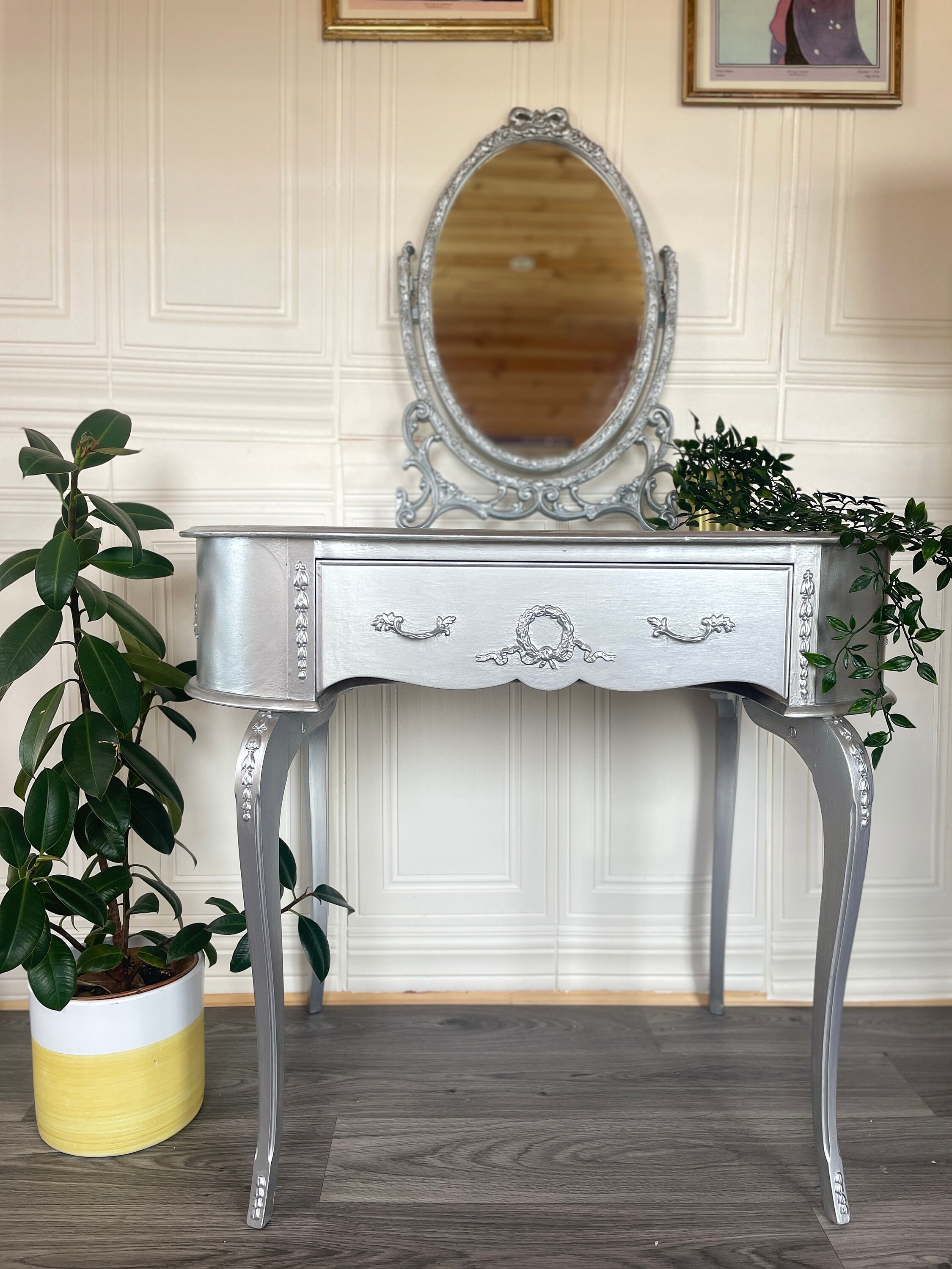 silver french dressing table Silver Makeup Vanity Table, Luxury Makeup Vanity Desk with Oval Mirror, 3-Drawer Dressing Table, Elegant Console Table N844P292481HL-S