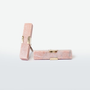 Perilla de puerta de latón y mármol cuboide hecha a mano - Mango de cajón rectangular blanco complementado con detalles dorados- Decoración clásica del hogar- Hardware