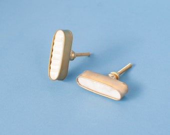 Ovaler Marmor und Messing Knauf - handgemachter, weißer Schubladengriff mit goldfarbenen Akzenten - Klassisches Wohndekor - Hardware