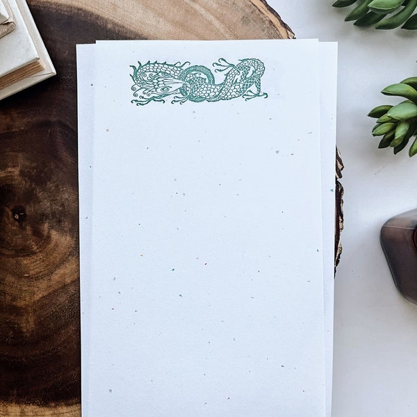 Papelería impresa con diseño de dragones entrelazados, obra de arte fantástica de Arthur Rackham.