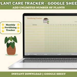 Op de afbeelding: Een laptop met een spreadsheet voor plantenverzorging. Het scherm toont een bemestings-tracker met een raster voor plantenverzorging. De afbeelding bevat de tekst "PLANT CARE TRACKER - GOOGLE SHEET" en "ADD UNLIMITED NUMBER OF PLANTS". Een afbeelding van een potplant is ook inbegrepen.