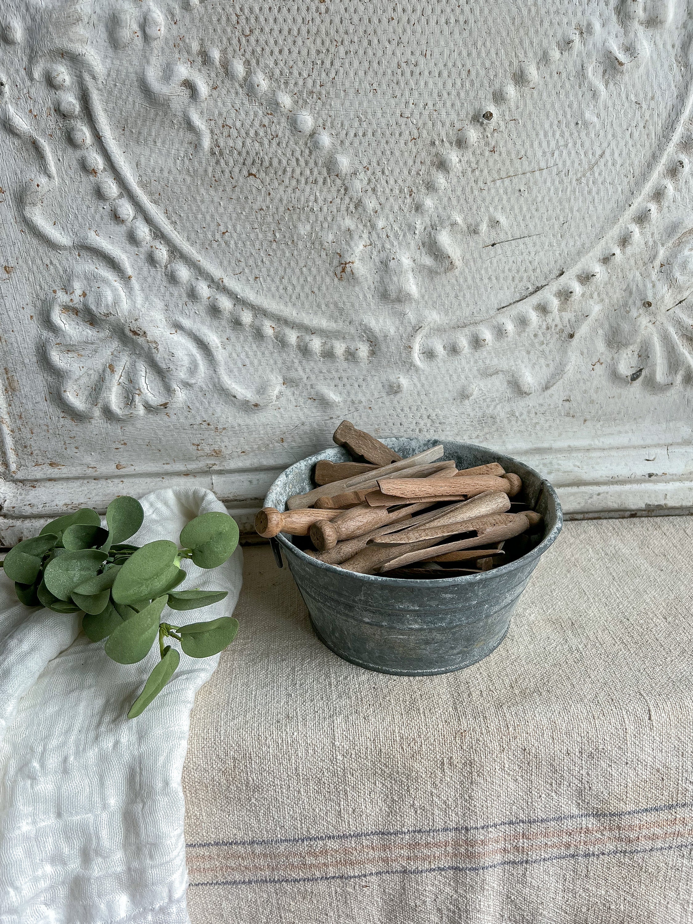 Close Image Old Fashioned Wooden Cloth Pins Laundry Tub Stock Photo by  ©shutterbug68 246596224