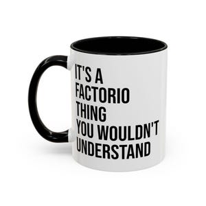 Op de afbeelding: Witte keramische mok met een zwarte binnenkant en handvat. De mok heeft de tekst "IT'S A FACTORIO THING YOU WOULDN'T UNDERSTAND" in zwarte, vette letters.