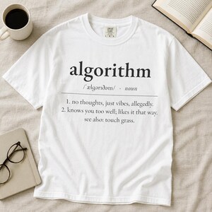 T-shirt met de tekst "Chronically Online", grappige definitie van een algoritme, Comfort Colors 1717, sarcastisch internetcadeau