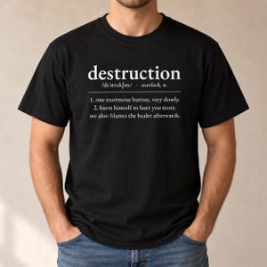 Puede incluir: Una camiseta negra de manga corta con texto en blanco que dice: destruction /dɪˈstrʌkʃən/ · warlock, n. 1. one enormous button, very slowly. 2. hurts himself to hurt you more. see also: blames the healer afterwards.