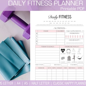 Könnte beinhalten: Ein druckbarer täglicher Fitnessplaner mit einem Kalender, einem Ernährungstracker und einem Trainingsprotokoll. Der Planer enthält Abschnitte zur Verfolgung von Kalorien, Flüssigkeitszufuhr, Schlaf und Trainingsschwerpunkten. Er enthält auch einen Abschnitt für tägliche Schritte, Übungen, Sätze, Wiederholungen, Gewicht, Zeit, Distanz und Notizen.