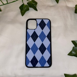 Puede incluir: Una funda de teléfono azul y negra con un patrón de rombos.