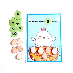 Peut inclure: Une carte verte avec un poulet dessin animé pondant 5 œufs dans un nid. La carte dit "La poule a pondu 5 œuf(s)" et il y a des carrés de nombres verts avec les nombres 1, 2, 6, 7, 8, 9 et 10.