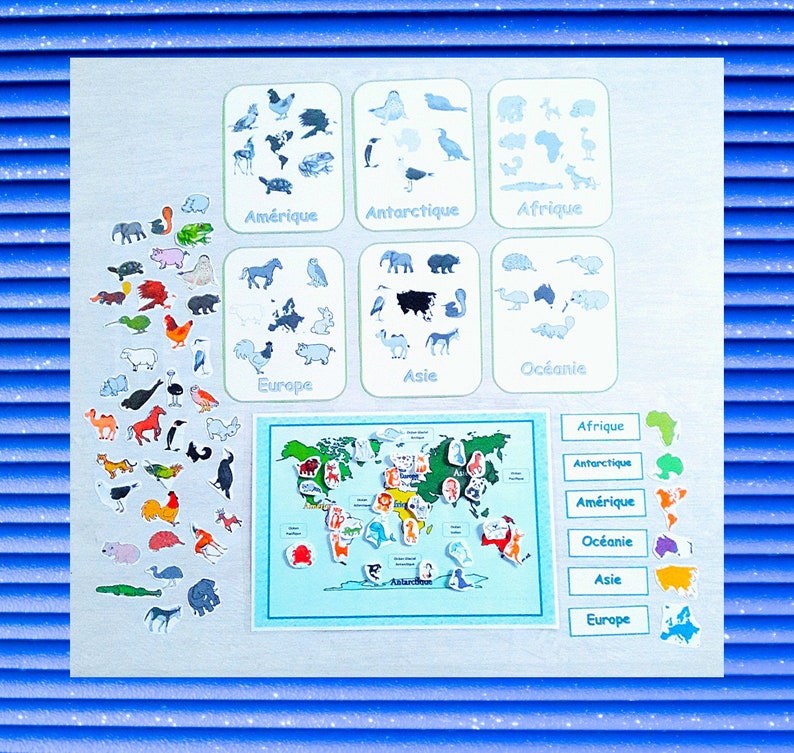 May include: A colorful world map with animal stickers representing different continents. The continents are labeled in French: Am&eacute;rique, Antarctique, Afrique, Europe, Asie, Oc&eacute;anie.  There are also individual animal stickers on the left side of the image.