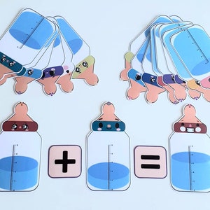 Puede incluir: Un problema de matemáticas que utiliza ilustraciones de biberones. El problema es 1 + 1 = 2. Los biberones son azules y blancos con una cara linda y una línea de medición. Los signos más e igual están en cuadrados rosas y morados.