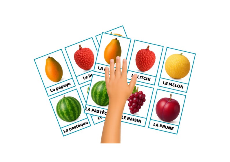 K&ouml;nnte beinhalten: Obst-Lernkarten mit franz&ouml;sischem Text, darunter Papaya, Litschi, Melone, Wassermelone, Trauben und Pflaume. Eine Kinderhand zeigt auf die Karten. Die Karten haben einen blauen Rand und einen wei&szlig;en Hintergrund.
