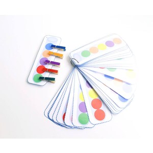 Puede incluir: Un conjunto de tarjetas de c&iacute;rculo de colores con pinzas para la ropa a juego. Las tarjetas est&aacute;n dispuestas en forma de abanico y presentan una variedad de colores, incluyendo rojo, naranja, amarillo, verde, azul, morado y rosa.