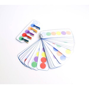 Puede incluir: Un conjunto de tarjetas circulares de colores con un juego a juego de pinzas para la ropa. Las tarjetas est&aacute;n dispuestas en forma de abanico y tienen un borde punteado azul. Las pinzas para la ropa son rojas, naranjas, amarillas, verdes, azules y moradas.