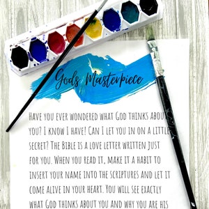 Puede incluir: Un trazo de acuarela azul con las palabras "Gods Masterpiece" escritas en cursiva negra. El texto debajo dice "¿Alguna vez te has preguntado qué piensa Dios de ti? ¡Yo sí! ¿Puedo contarte un pequeño secreto? La Biblia es una carta de amor escrita solo para ti. Cuando la leas, haz que sea un hábito insertar tu nombre en las Escrituras y dejar que cobre vida en tu corazón. Verás exactamente lo que Dios piensa de ti y por qué eres su obra maestra. Prueba la actividad que he creado para ti, para que puedas ver algunas de las cosas increíbles que Dios piensa de ti!"