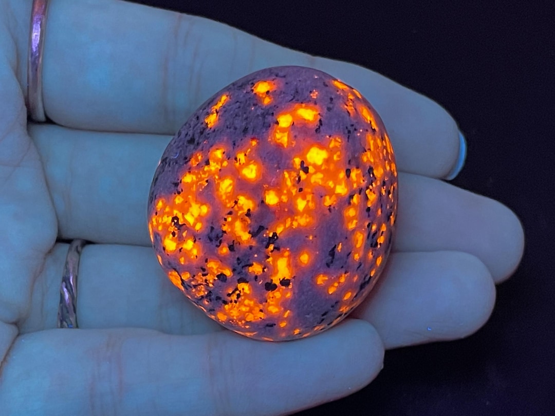 Yuperie Rocks Michigan Yooper Rock | 1.3 Oz | All Natural | UV Fluorescent Sodalite ...