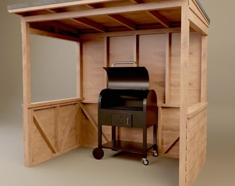 Op de afbeelding: Een zwarte smoker grill met een houten ontwerp, op wielen, met de deksel open, in een houten buitenstructuur.