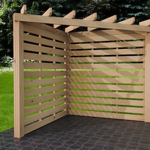 Może przedstawiać: Drewniana pergola z drewnianym ekranem zapewniającym prywatność. Pergola wykonana jest z naturalnego drewna i ma prosty design. Ekran zapewniający prywatność wykonany jest z poziomych listew i zapewnia poczucie prywatności i odosobnienia.