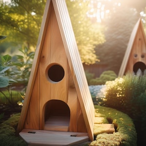 Puede incluir: Dos casas de pájaros de madera con techos triangulares y entradas frontales abiertas. Las casas de pájaros están hechas de madera natural y tienen un aspecto rústico. Están ubicadas en un área cubierta de hierba con vegetación verde.