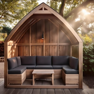 Pode incluir: Um gazebo de madeira para exteriores com um sofá seccional integrado e uma mesa pequena. O gazebo tem um telhado em forma de pico e é cercado por árvores.