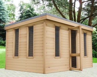 Könnte beinhalten: Ein Gartenhaus aus Holz mit hellbrauner Oberfläche. Das Gartenhaus hat ein Satteldach und mehrere Fenster. Das Gartenhaus hat eine Fliegengittertür auf der rechten Seite.