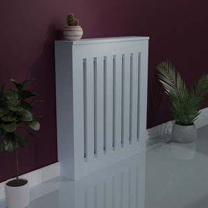 Op de afbeelding: Een lichtblauwe radiatorombouw met verticale lamellen. De ombouw staat op een witte basis en heeft een kleine pot met een succulent erop.