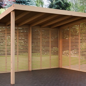Puede incluir: Una pérgola de madera con paredes de listones, que proporciona sombra y privacidad para un espacio al aire libre.