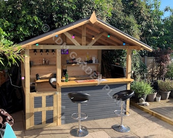 Pode incluir: Um bar de jardim de madeira com telhado preto e detalhes cinzentos. O bar tem um balcão, prateleiras e uma porta pequena. Duas banquetas pretas estão em frente ao bar. Luzes de corda estão penduradas no topo. A placa diz "BAR".