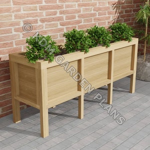 Può includere: Un vaso da fiori in legno con quattro scomparti, rialzato su gambe, e riempito di piante verdi. Il vaso da fiori è davanti a un muro di mattoni e un patio pavimentato.