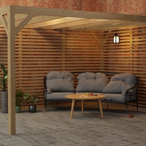 Puede incluir: Una pérgola de madera con un sofá gris y una mesa de café. La pérgola está hecha de madera natural y tiene una pared de madera con listones. El sofá está hecho de tela gris y tiene patas de metal negro. La mesa de café está hecha de madera y tiene una tapa redonda.