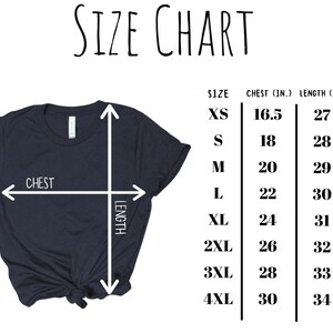 Peut inclure: Tableau des tailles pour un t-shirt avec des mesures en pouces pour la poitrine et la longueur. Les tailles comprennent XS, S, M, L, XL, 2XL, 3XL et 4XL.