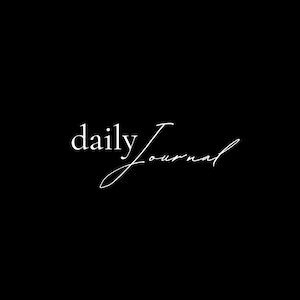 Puede incluir: Una imagen en blanco y negro con el texto "daily journal" en una fuente manuscrita. El texto "Self-discovery and growth" está escrito debajo del título.