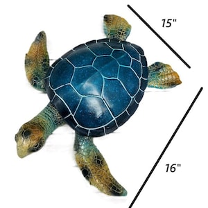 Op de afbeelding: Een blauwe en groene zeeschildpad-figuur met een getextureerde schelp. De schildpad is 15 inch lang en 16 inch breed.