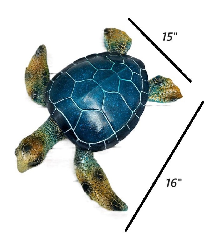 Op de afbeelding: Een blauwe en groene zeeschildpad-figuur met een getextureerde schelp. De schildpad is 15 inch lang en 16 inch breed.